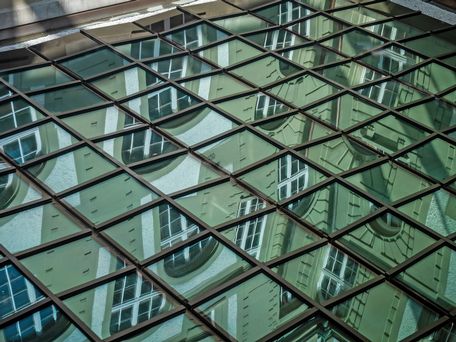 Spiegelung auf dem Glasdach im Innenhof des Hauptgebäudes in Bern